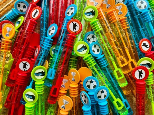 Voetbal traktatie met fluit en bellenblaas Voetbal traktatie met fluit en bellenblaas