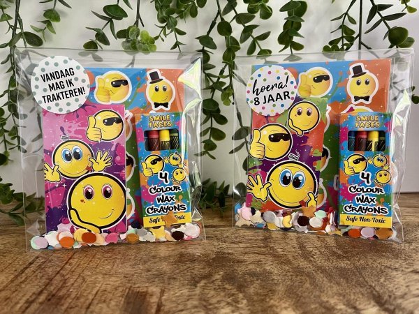 Smiley traktatie met waskrijtjes Smiley traktatie met waskrijtjes