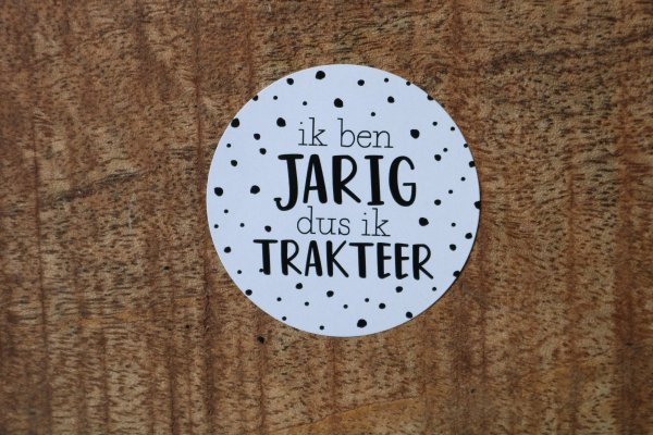 Sticker Ik ben jarig dus ik trakteer Sticker Ik ben jarig dus ik trakteer