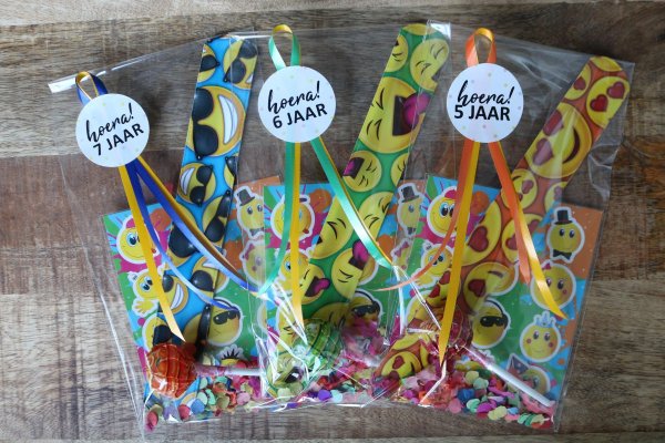 Traktatie klaparmband smiley Traktatie klaparmband smiley