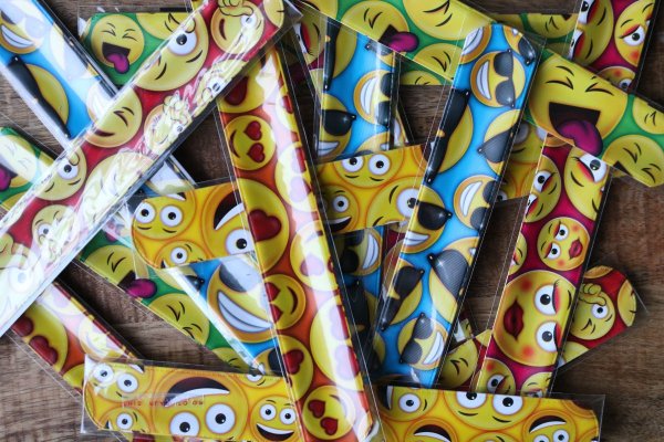 Traktatie klaparmband smiley Traktatie klaparmband smiley