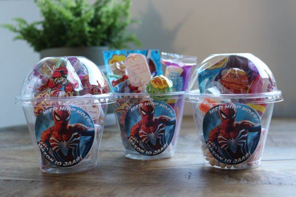 Traktatie Spiderman snoepbakje (zelf maken!) Traktatie Spiderman snoepbakje (zelf maken!)