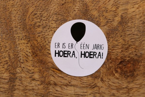 Sticker Er is er één jarig hoera, hoera (goudfolie) Sticker Er is er één jarig hoera, hoera (goudfolie)