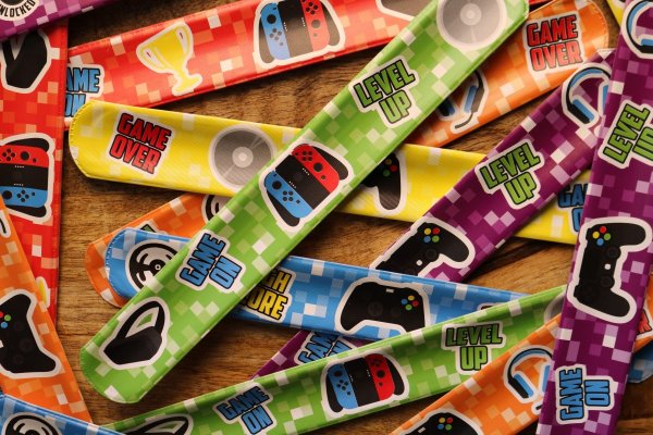 Klaparmband gamer (gekleurd) Klaparmband gamer (gekleurd)