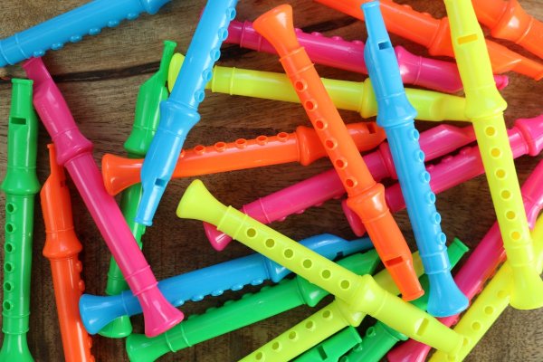 Partybril met blokfluit traktatie Partybril met blokfluit traktatie