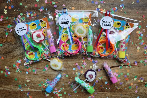 Smiley lippenstift horloge traktatie Smiley lippenstift horloge traktatie
