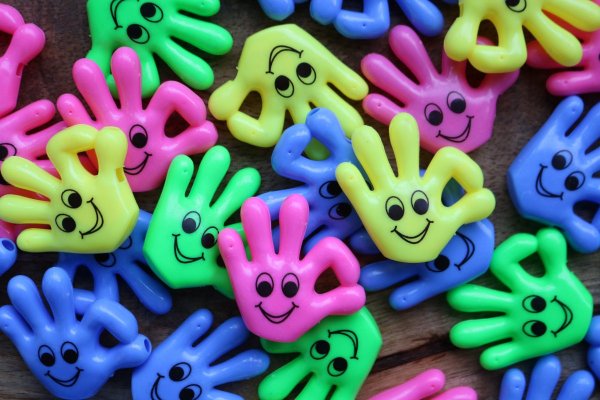 Smiley tattoo traktatie met klaparmband Smiley tattoo traktatie met klaparmband