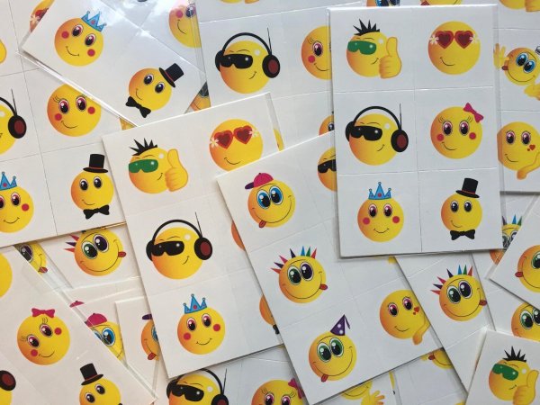 Smiley tattoo traktatie met klaparmband Smiley tattoo traktatie met klaparmband