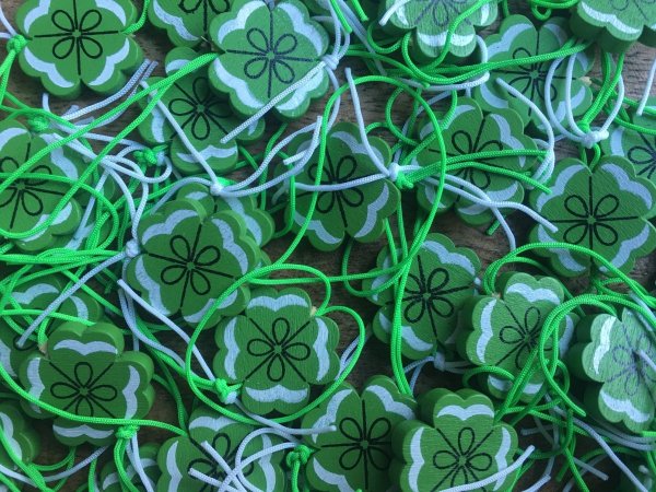 Gelukspoppetje klavertje vier Gelukspoppetje klavertje vier