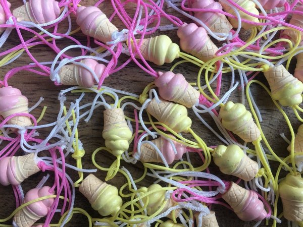 Gelukspoppetje geluksijsje in roze en geel Gelukspoppetje geluksijsje in roze en geel