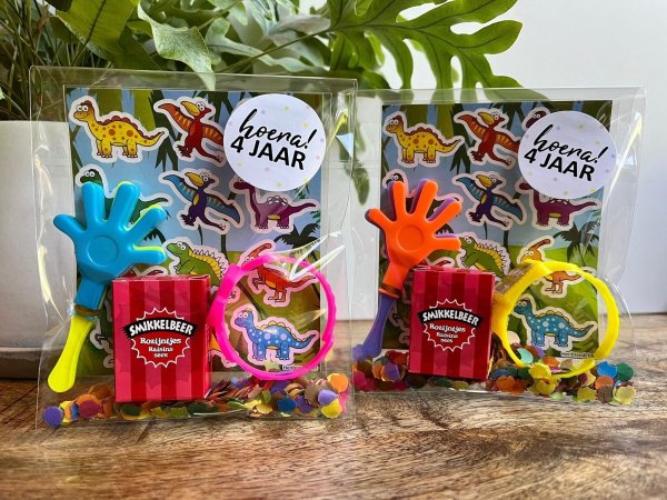 Dinosaurus horloge afscheid traktatie Dinosaurus horloge afscheid traktatie